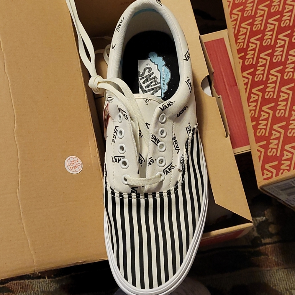 NEW VANS shoes - Picture 4 of 4